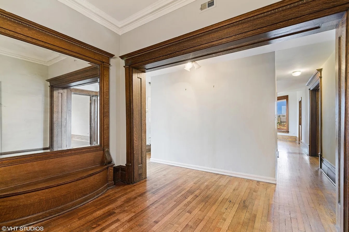 559 W Surf Street 800