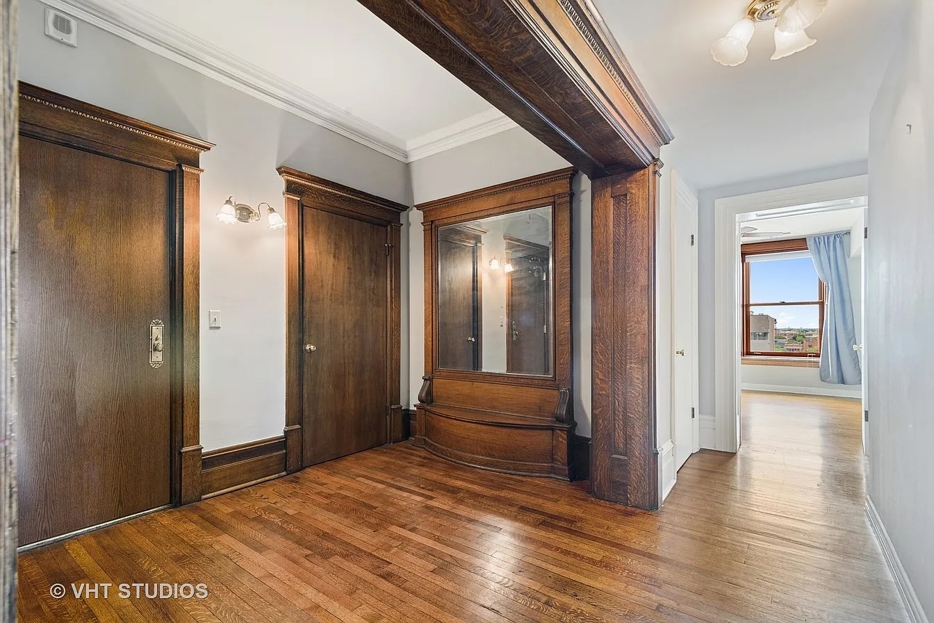 559 W Surf Street 800