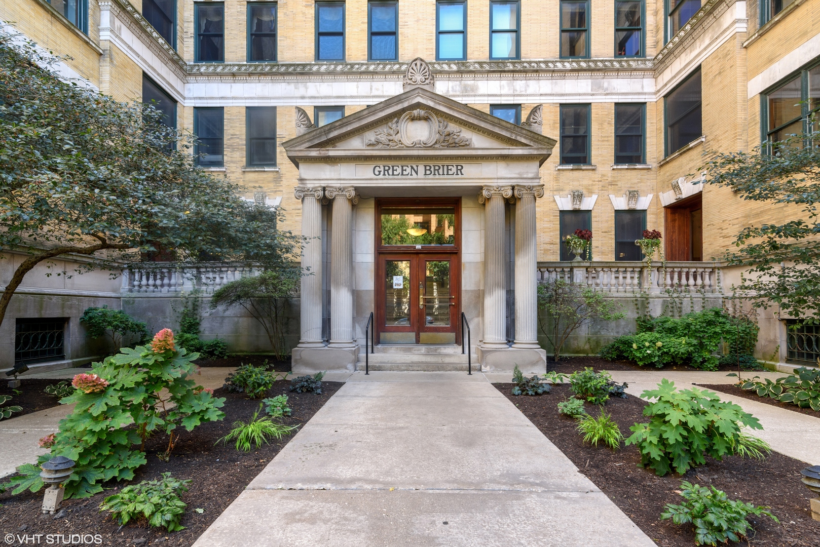 559 W Surf Street 800