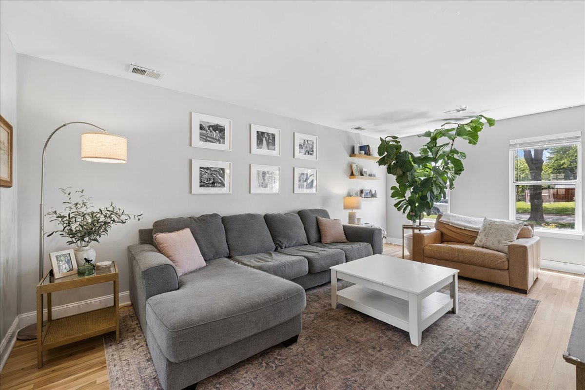 35 KNIGHTSBRIDGE Drive