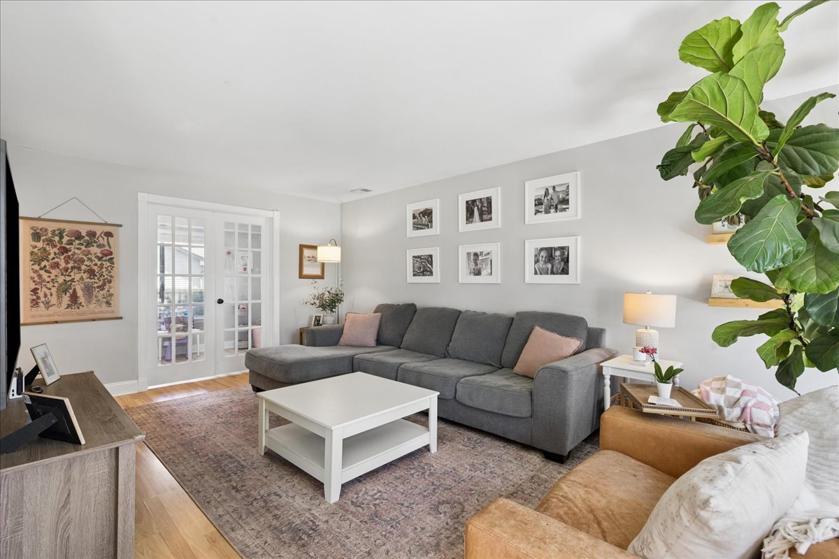 35 KNIGHTSBRIDGE Drive