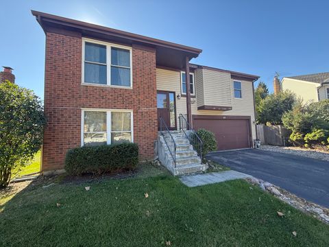 Photo of 425 Beechwood Drive, Westmont, IL 60559 (MLS # 12504044) Photo of 425 Beechwood Drive, Westmont, IL 60559 (MLS # 12504044)