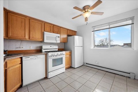 Tiny photo for 124 Boardwalk Street #2E, Elk Grove Village, IL 60007 (MLS # 12620571)