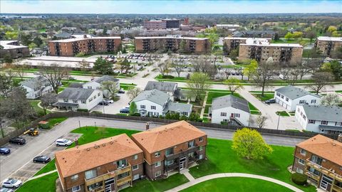 Tiny photo for 124 Boardwalk Street #2E, Elk Grove Village, IL 60007 (MLS # 12620571)