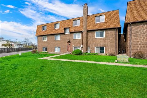 Tiny photo for 124 Boardwalk Street #2E, Elk Grove Village, IL 60007 (MLS # 12620571)