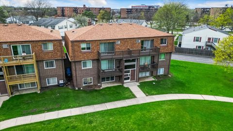Tiny photo for 124 Boardwalk Street #2E, Elk Grove Village, IL 60007 (MLS # 12620571)