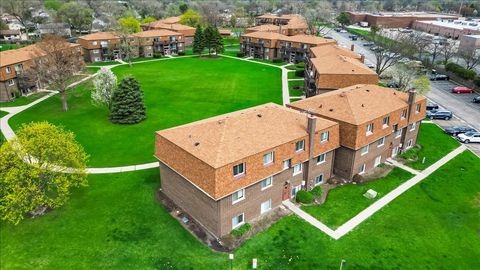 Tiny photo for 124 Boardwalk Street #2E, Elk Grove Village, IL 60007 (MLS # 12620571)