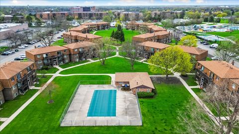 Tiny photo for 124 Boardwalk Street #2E, Elk Grove Village, IL 60007 (MLS # 12620571)