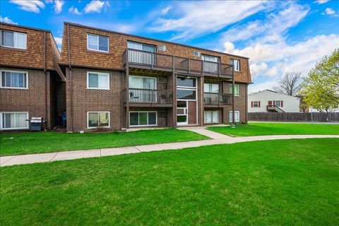 Tiny photo for 124 Boardwalk Street #2E, Elk Grove Village, IL 60007 (MLS # 12620571)