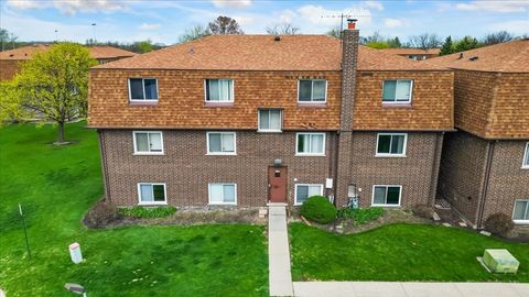 Tiny photo for 124 Boardwalk Street #2E, Elk Grove Village, IL 60007 (MLS # 12620571)