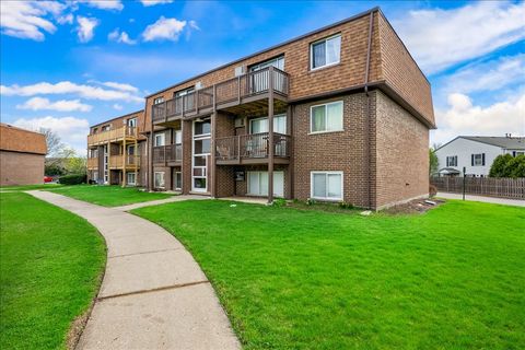 Tiny photo for 124 Boardwalk Street #2E, Elk Grove Village, IL 60007 (MLS # 12620571)