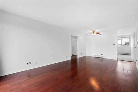 Tiny photo for 124 Boardwalk Street #2E, Elk Grove Village, IL 60007 (MLS # 12620571)