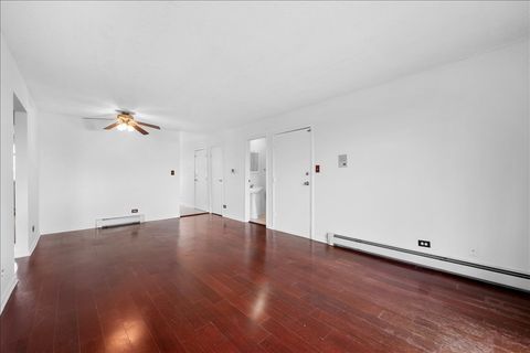 Tiny photo for 124 Boardwalk Street #2E, Elk Grove Village, IL 60007 (MLS # 12620571)