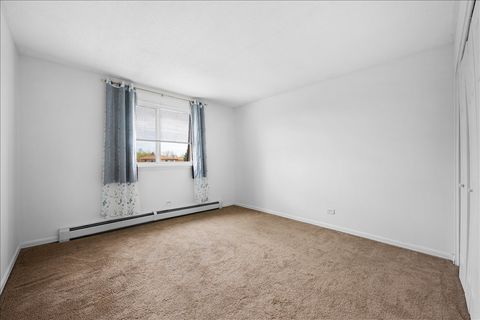 Tiny photo for 124 Boardwalk Street #2E, Elk Grove Village, IL 60007 (MLS # 12620571)