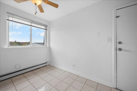 Tiny photo for 124 Boardwalk Street #2E, Elk Grove Village, IL 60007 (MLS # 12620571)