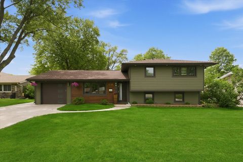 Photo of 619 W Weathersfield Way, Schaumburg, IL 60193 (MLS # 12659268)