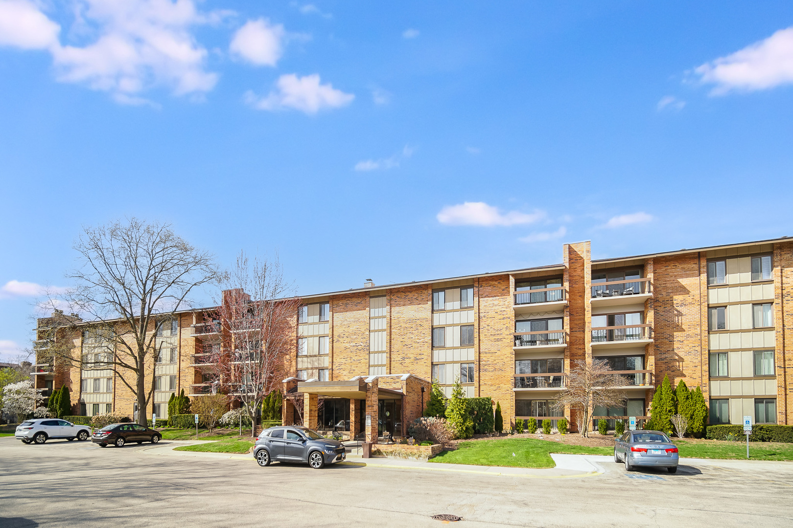 201 Lake Hinsdale Drive 404