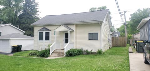Single Family Residence in Lakemoor IL 423 Lily Lane.jpg