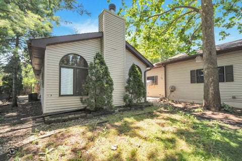 Tiny photo for 324 W Harrison Road, Lombard, IL 60148 (MLS # 12623324)