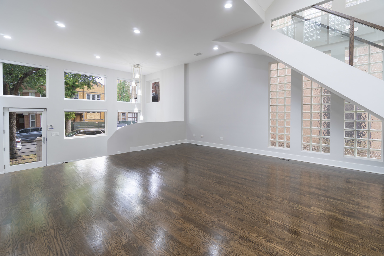 908 N Winchester Avenue