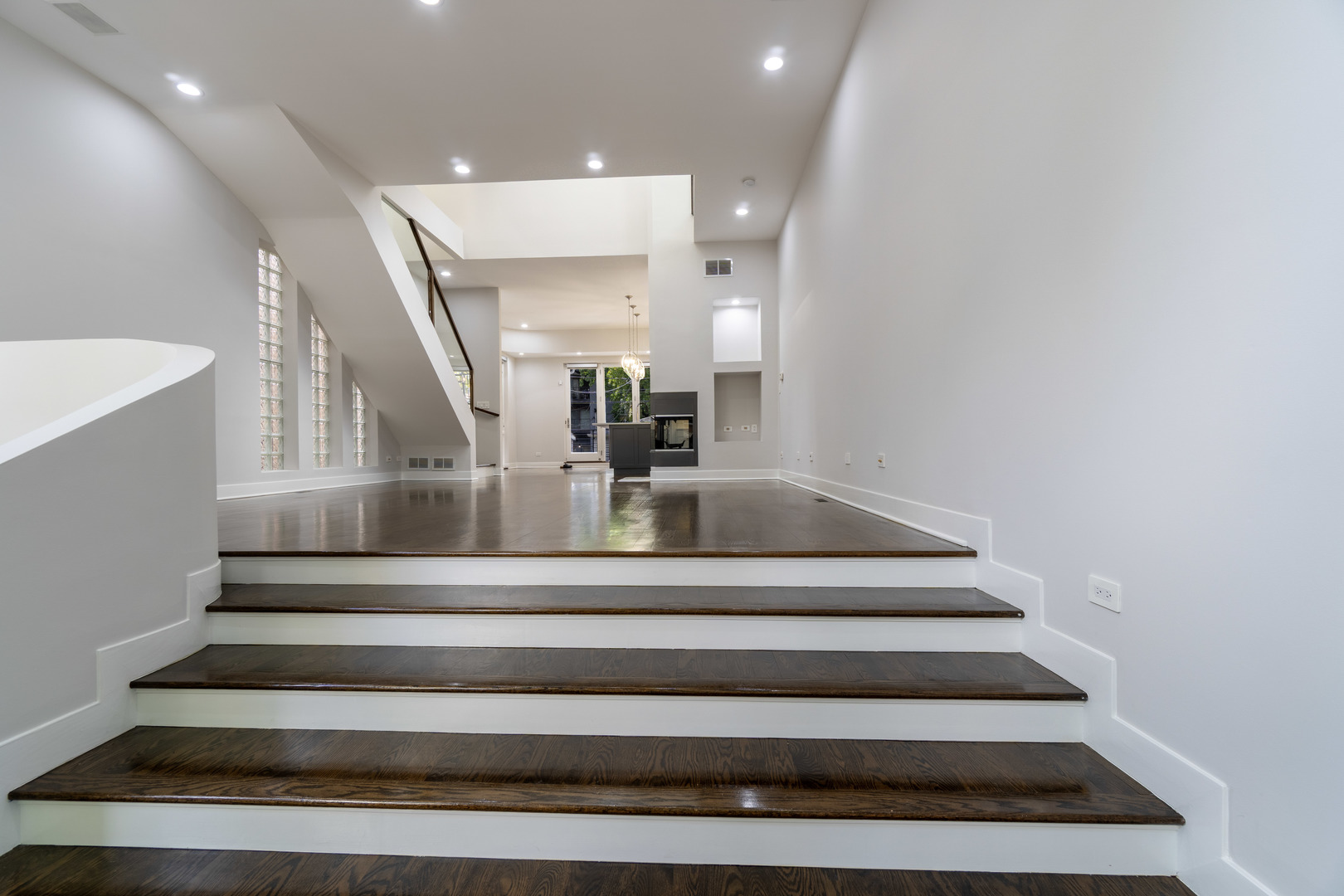 908 N Winchester Avenue