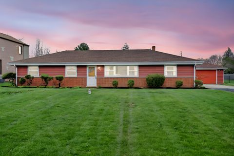 Photo of 102 W Elaine Circle, Prospect Heights, IL 60070 (MLS # 12621180)