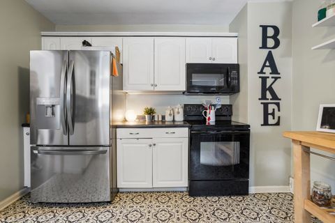 Tiny photo for 1233 E Jefferson Street, Bloomington, IL 61701 (MLS # 12525006)