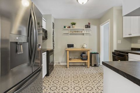 Tiny photo for 1233 E Jefferson Street, Bloomington, IL 61701 (MLS # 12525006)