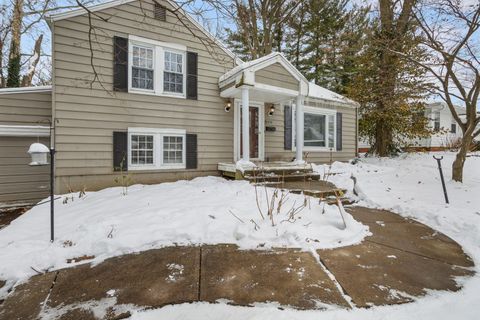 Tiny photo for 1233 E Jefferson Street, Bloomington, IL 61701 (MLS # 12525006)