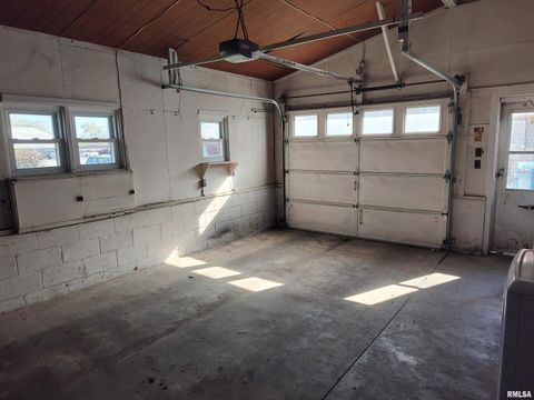 Tiny photo for 201 N WASHINGTON Street, Mcleansboro, IL 62859 (MLS # EB460330)