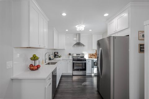 Tiny photo for 965 Independence Avenue, St. Charles, IL 60174 (MLS # 12553905)