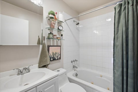 Tiny photo for 435 W Oakdale Avenue #4F, Chicago, IL 60657 (MLS # 12681744)