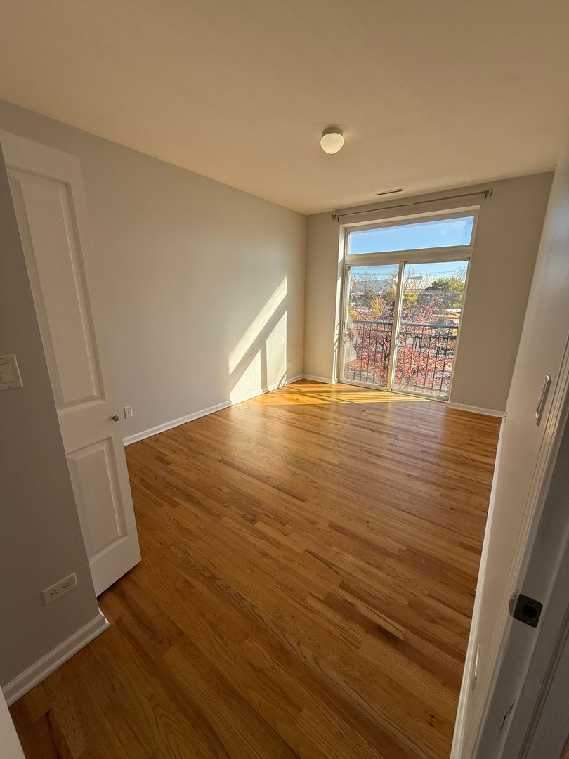 2520 S Oakley Avenue 201