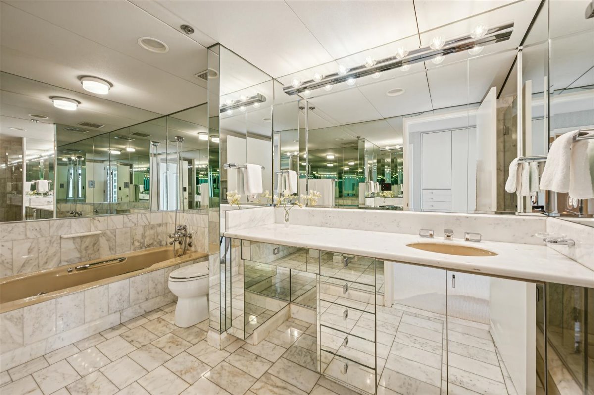 Chicago, Illinois 60611, United States, 1 Bedroom Bedrooms, ,2 BathroomsBathrooms,Residential,Active,244837