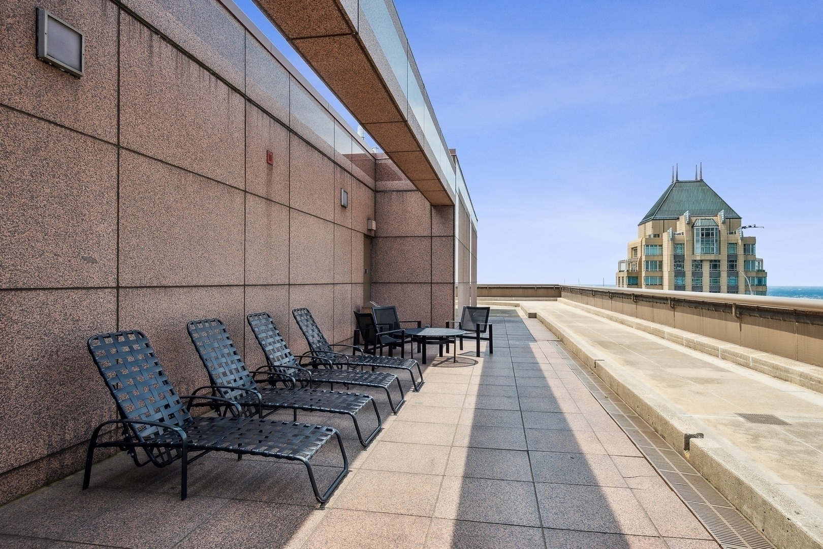 Chicago, Illinois 60611, United States, 1 Bedroom Bedrooms, ,2 BathroomsBathrooms,Residential,Active,244837