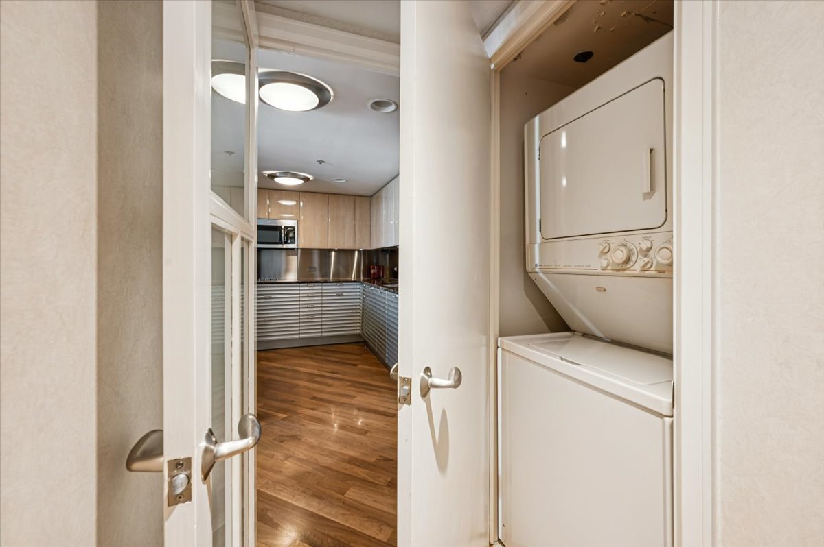 Chicago, Illinois 60611, United States, 1 Bedroom Bedrooms, ,2 BathroomsBathrooms,Residential,Active,244837