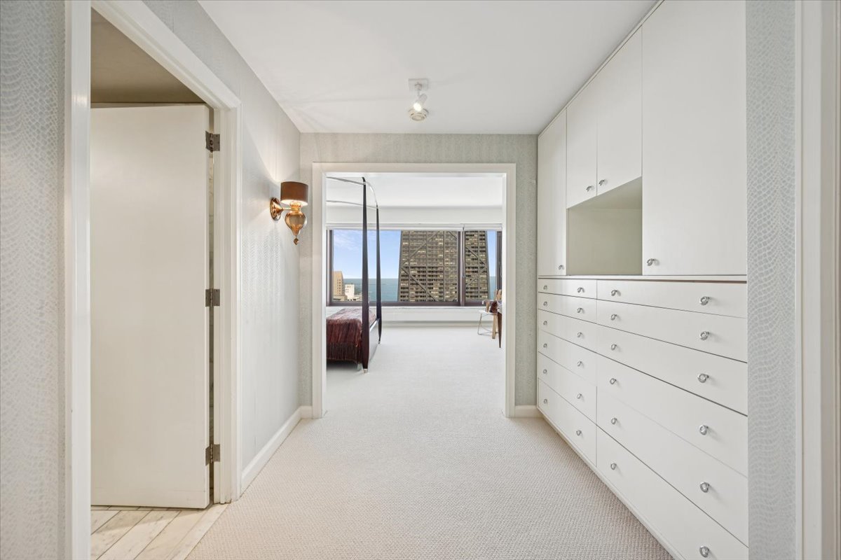 Chicago, Illinois 60611, United States, 1 Bedroom Bedrooms, ,2 BathroomsBathrooms,Residential,Active,244837