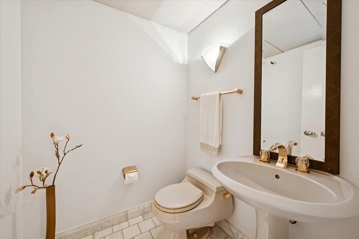 Chicago, Illinois 60611, United States, 1 Bedroom Bedrooms, ,2 BathroomsBathrooms,Residential,Active,244837