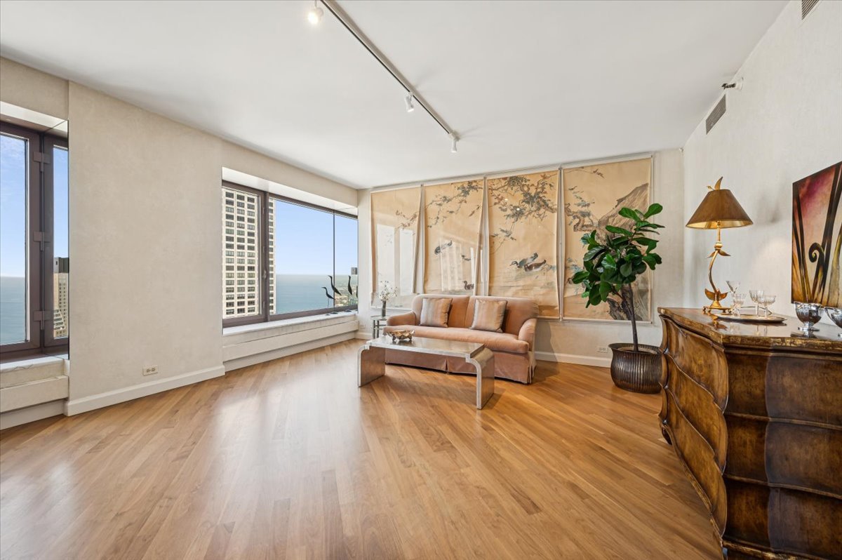 Chicago, Illinois 60611, United States, 1 Bedroom Bedrooms, ,2 BathroomsBathrooms,Residential,Active,244837