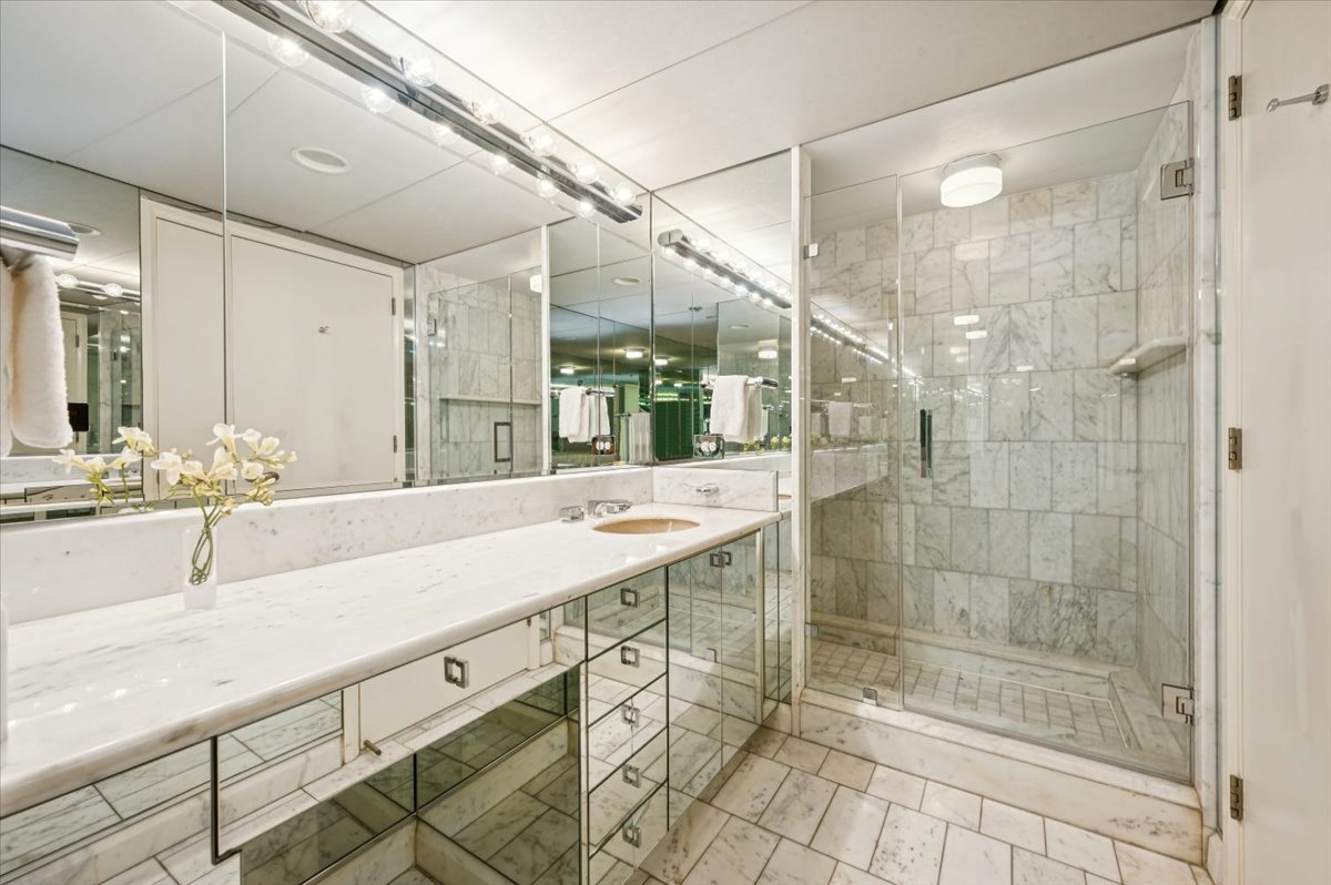 Chicago, Illinois 60611, United States, 1 Bedroom Bedrooms, ,2 BathroomsBathrooms,Residential,Active,244837