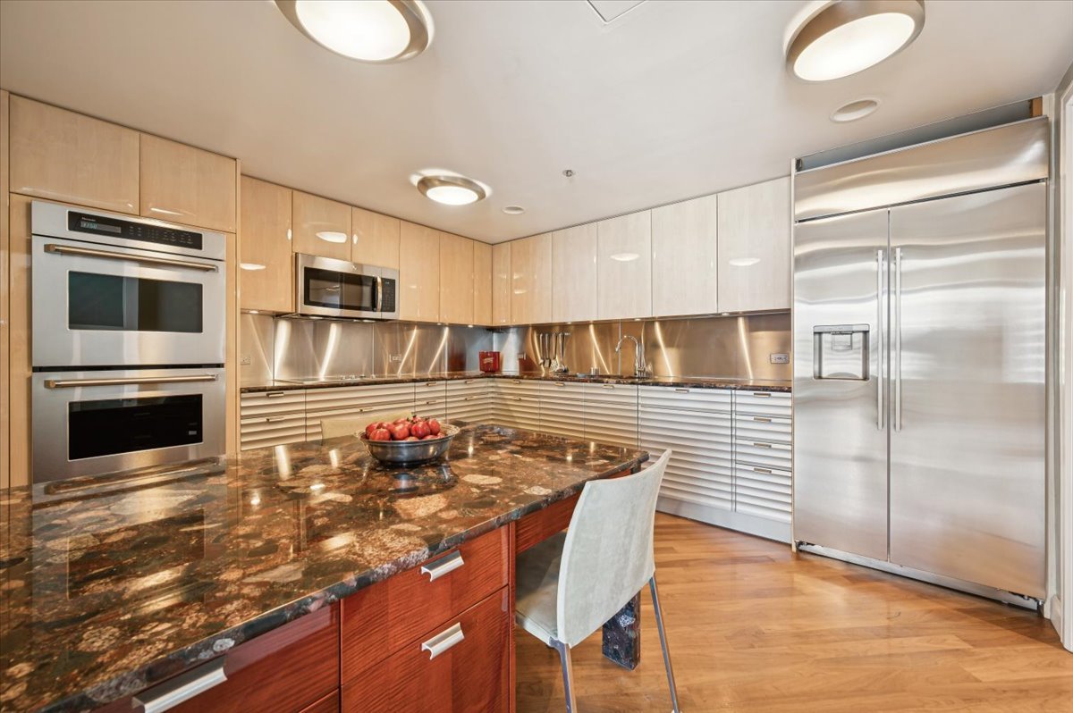 Chicago, Illinois 60611, United States, 1 Bedroom Bedrooms, ,2 BathroomsBathrooms,Residential,Active,244837