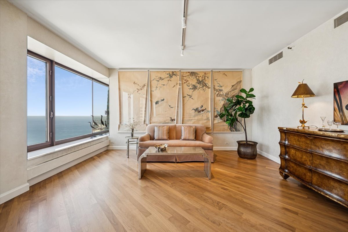 Chicago, Illinois 60611, United States, 1 Bedroom Bedrooms, ,2 BathroomsBathrooms,Residential,Active,244837