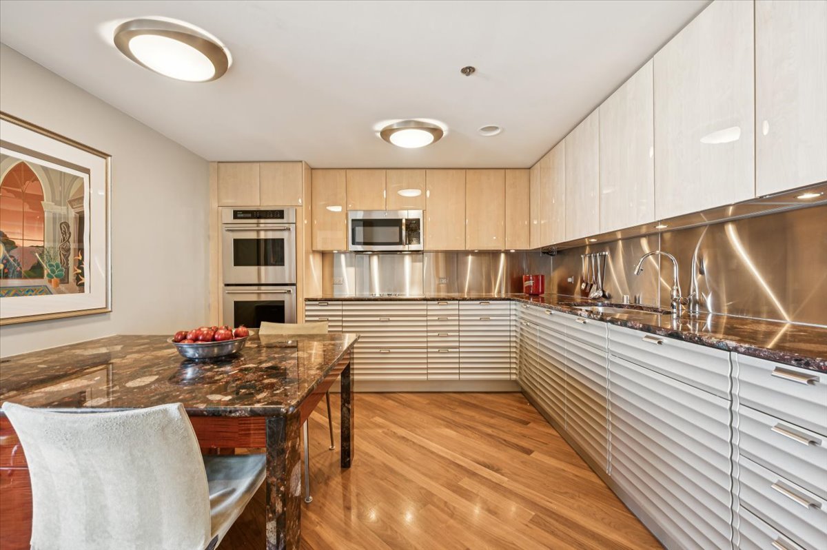 Chicago, Illinois 60611, United States, 1 Bedroom Bedrooms, ,2 BathroomsBathrooms,Residential,Active,244837