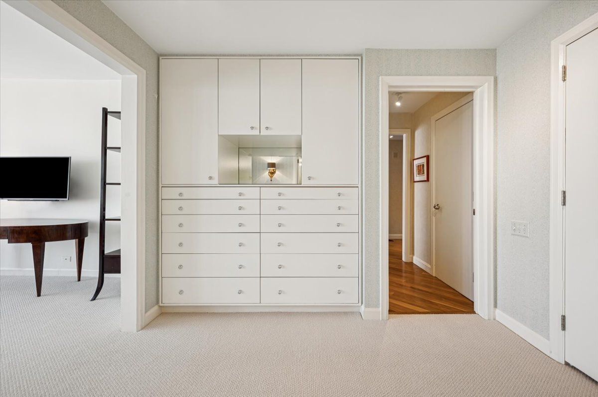 Chicago, Illinois 60611, United States, 1 Bedroom Bedrooms, ,2 BathroomsBathrooms,Residential,Active,244837