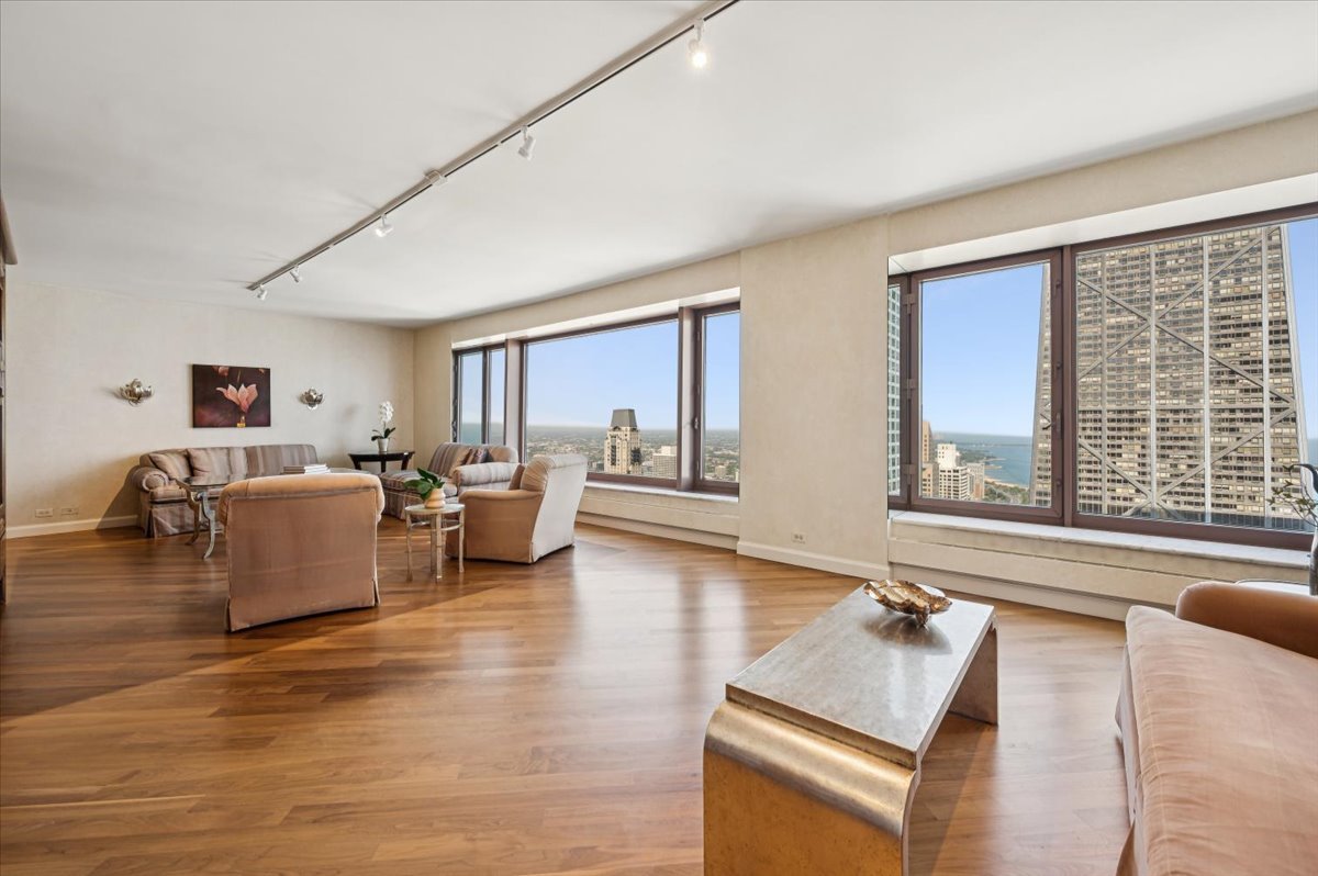 Chicago, Illinois 60611, United States, 1 Bedroom Bedrooms, ,2 BathroomsBathrooms,Residential,Active,244837