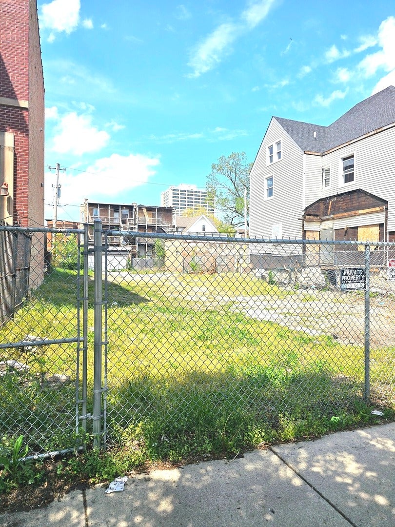 1524 E Marquette Road