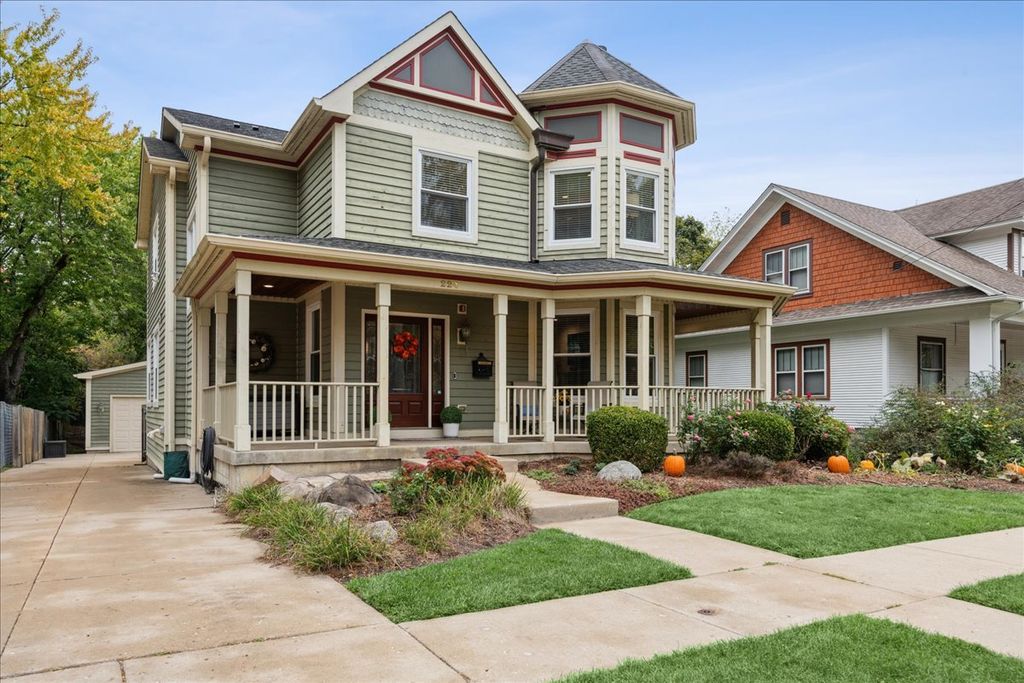 Photo for 224 Newberry Avenue, Libertyville, IL 60048 (MLS # 12483505)