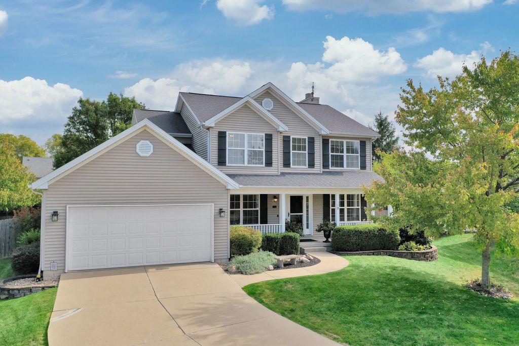 Photo for 8 Plantation Court, Bloomington, IL 61704 (MLS # 12494268)