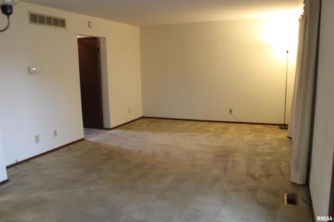 Tiny photo for 3542 CEDARVIEW Court #3542, Bettendorf, IA 52722 (MLS # QC4267037)