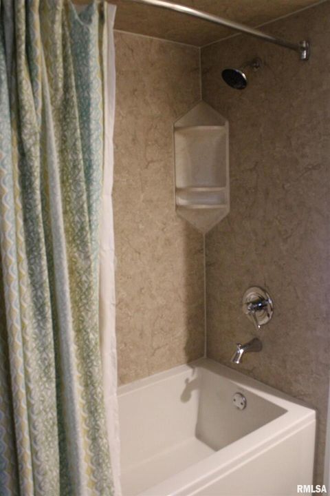 Tiny photo for 3542 CEDARVIEW Court #3542, Bettendorf, IA 52722 (MLS # QC4267037)